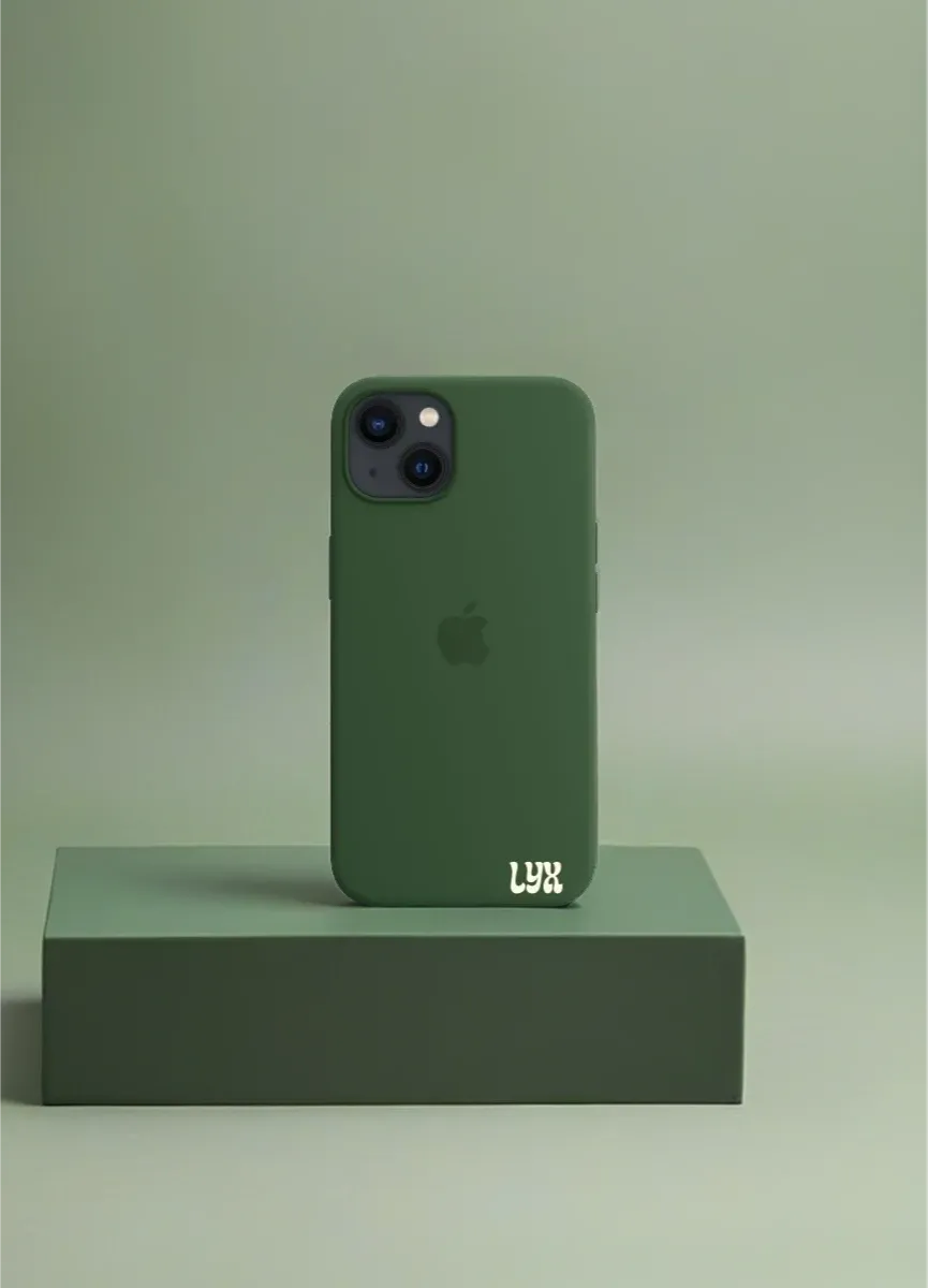 Dunkelgrüne iPhone-Hülle auf einem minimalistischen grünen Sockel
