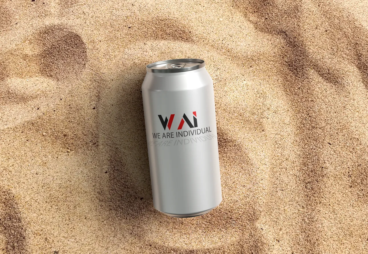 Silberne Getränkedose mit „We Are Individual“ Logo im Sand
