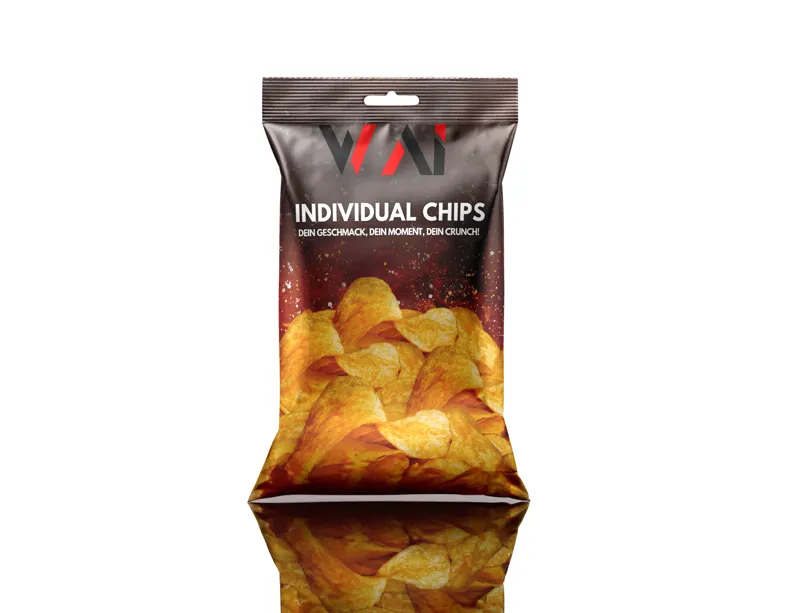 Knusprige Individual Chips in goldbrauner Verpackung mit frischen Kartoffelchips