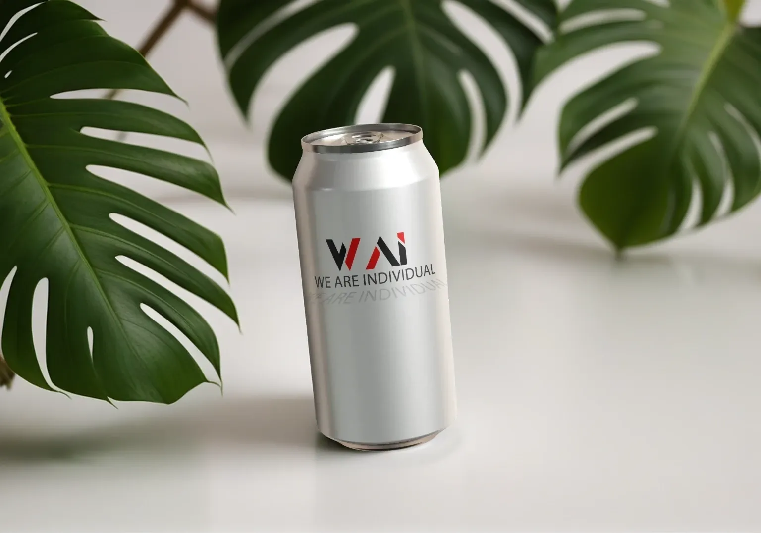 Silberne Getränkedose mit WAI-Logo zwischen grünen Monstera-Blättern